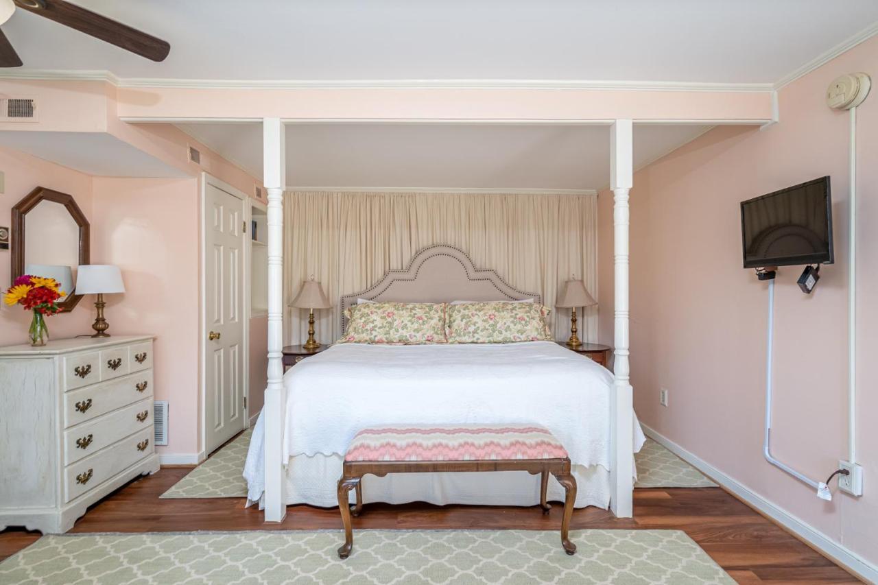 Cedars Of Williamsburg Bed & Breakfast Exterior photo