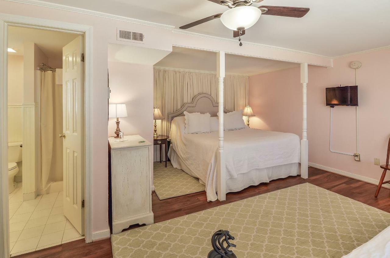 Cedars Of Williamsburg Bed & Breakfast Exterior photo